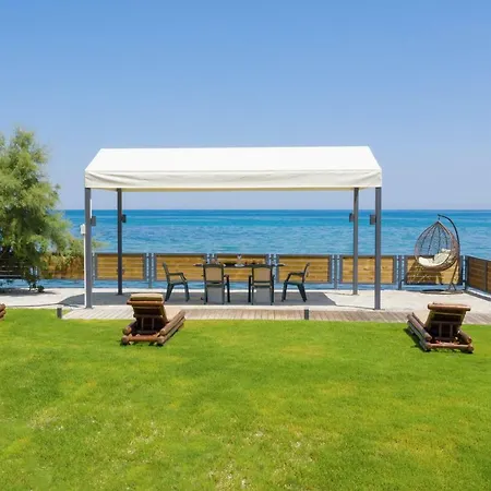 Апартаменты Venetico Beachfront & - 2 Bedroom